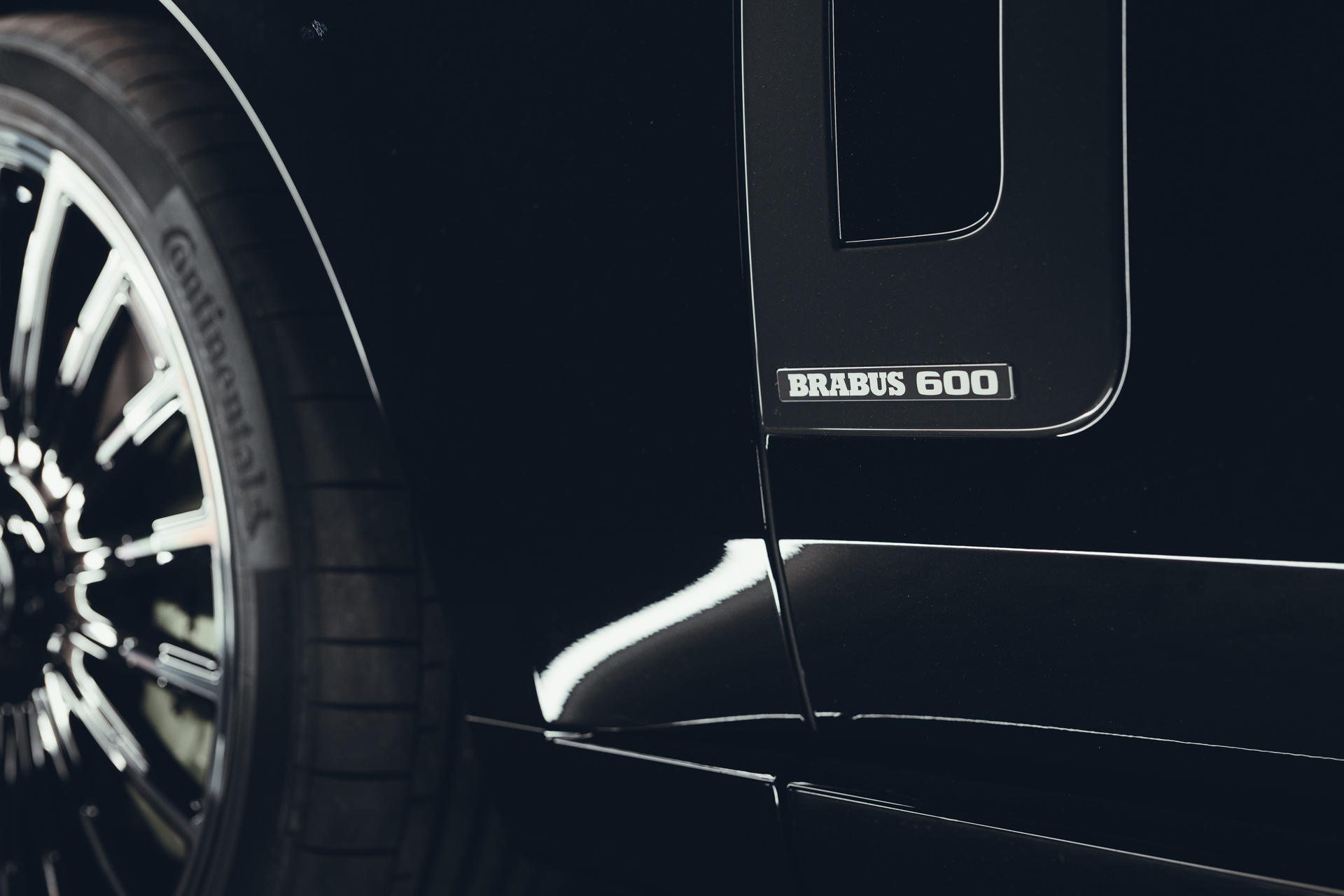 Brabus Range Rover Lettering BRABUS 600. INNOVATION OF ART.